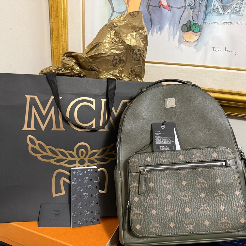 MCM unisex green sea turtle medium Backpack with Patterned Front